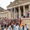 Teilnehmer einer Kundgebung gegen die Corona-Maßnahmen stehen auf den Stufen zum Reichstagsgebäude, zahlreiche Reichsflaggen sind dabei zu sehen. Der Ältestenrat des Bundestags hat sich an diesem Donnerstag damit befasst.
