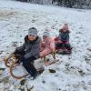
Jayden, Ida und Yuna Grauberger (von links) aus Unterbechingen waren mit Mama und Papa im Pfannental beim Schlittenfahren. Für die 8 Monate alte Ida ist es der erste Schnee. 