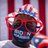 Wie so vieles ist in den USA auch der Wahlkampf schrill: Eine Anhängerin der Demokraten wirbt für Joe Biden und Kamala Harris.  