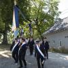 Der Festzug mit dem Jubelverein voran zieht ins Zelt ein.