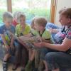 Gemeinsam mit den Großeltern spielen, lesen und essen – ein ganz besonderer Vormittag für die Mädchen und Buben im Eurasburger Kindergarten.