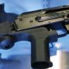 Ein Bump Stock ist in einem Waffengeschäft an einem halb-automatischen Gewehr angebracht.