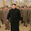 Nordkoreas Machthaber Kim Jong Un umgeben von Militärs.