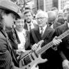 Auf jeden Fall half er nach Kräften, die Teilung zu überwinden. Hier überreichte er 1987 dem Ex-Staatschef Erich Honecker eine Gitarre mit der Aufschrift "Gitarren statt Knarren".