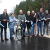 Das Band ist durchschnitten und der Radweg frei: (von links) Robert Irmler, Markus Kreitmeier, Rosa Götz, Ulmann Hakert (Gemeinde Ettringen), Erwin Hämmerle und Florian Abspacher (Baufirma Weiss), Christof Geiger und Martin Hörndler (Staatliches Bauamt).