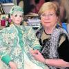 Von ihren Puppenkindern wie diesem prächtigen Pierrot kann sich Annemarie Loew nur schwer trennen. Die 67-Jährige aus Baindlkirch hat Kunden in ganz Deutschland. Fotos: Peter Stöbich