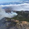 Rauch steigt über die Berge von Gran Canaria auf. Der seit dem Wochenende wütende Waldbrand ist noch nicht unter Kontrolle.