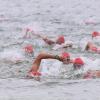 Das Schwimmen war für die Triathleten eine ziemliche Herausforderung. Ohne Neoprenanzug kämpften sie sich durch die Wellen.