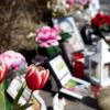 Am 22. Juli 2016 tötete ein 18-Jähriger neun Menschen, bevor er sich selbst erschoss. Blumen und Kerzen erinnerten vor dem Olympia-Einkaufszentrum an die Opfer.  	