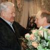 ...und gewinnt. Boris Jelzin gratuliert ihm.