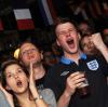 Laut und kreativ: Englische Fußballfans in einem Londoner Pub.