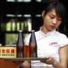 Eine Kellnerin serviert Bier in Peking. Wer selbst welches herstellen möchte, hat es in China nicht leicht.