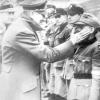 Einer der letzten Aufnahmen: Adolf Hitler hat an seinem Geburtstag am 20. April 1945 den Führerbunker verlassen, um Getreue zu ehren.	
