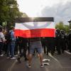 Ein Mann hält bei einem Protest gegen die Corona-Maßnahmen in Berlin eine Reichsflagge.