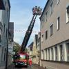 Der Sturm in der Nacht zum Freitag fegte zahlreiche Dachziegel auf die Koppoldstraße in Aichach. Die Freiwillige Feuerwehr Aichach war am Morgen mit ihrer Drehleiter vor Ort.