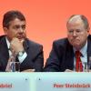 Zwischen Sigmar Gabriel und Peer Steinbrück herrscht keine gute Stimmung. Von der Kanzlerkandidatur zurücktreten will Steinbrück allerdings nicht, sagt sein Sprecher.