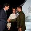 Kanadas Premierminister Justin Trudeau begrüßt seinen ukrainischen Amtskollegen Wolodymyr Selenskyj und dessen Frau Olena Selenska auf dem Flughafen von Ottawa.