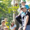 Mit Leiter und Schutzhandschuhen ausgerüstet, sind die Ferienkinder in den Ehinger Gemeindewald aufgebrochen, um die Nistkästen zu reinigen. 