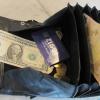 Ein Unbekannter stahl einen Geldbeutel mit 2000 Euro Inhalt aus einem Auto. 