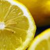 Zitrone belebt und regt die Verdauung an. Sie wirkt Cellulitis und Akne entgegen und hilft bei Migräne und Gallensteinen. Im Fruchtfleisch stecken die meisten Wirkstoffe.