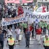 Mehrere hundert Teilnehmer forderten beim Ostermarsch durch die Augsburger Innenstadt unter anderem den Stopp von Waffenexporten. 	 	