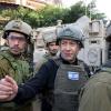 Israels Premier Benjamin Netanjahu (M) hält eine Sicherheitsbesprechung mit Kommandeuren und Soldaten ab.