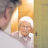 Wenn Fremde vor ihrer Haustür stehen, sollten ihnen Senioren mit einer gesunden Portion Skepsis begegnen – Betrüger nutzen oft die Hilfsbereitschaft und Arglosigkeit älterer Menschen aus. 
