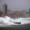 Starke Wellen haben den Malecon, eine bekannte Uferpromenade in Havanna, getroffen.
