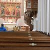 Wegen des Coronavirus gelten in den Rieser Kirchen strikte Sicherheitsauflagen. Aufgeklebte Kreuze markieren jene Plätze in der Nördlinger St. Salvator-Kirche, die Besucher während der Gottesdienste nutzen dürfen. 