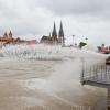 Mittels Pumpen wird das Hochwasser der Donau in Regensburg (Bayern) aus überschwemmten Anwesen befördert. 
