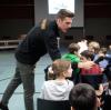Interessiert an den Antworten der Schüler: FCA-Torhüter Andreas Luthe sprach mit den Schülern über die Themen Flucht und Asyl. 