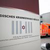 Ein Krankenwagen fährt hinter dem Schriftzug «Jüdisches Krankenhaus Berlin» vorbei.