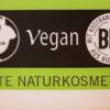 «Vegan» ist auf einem Naturkosmetik-Produkt. Immer mehr Hersteller nutzen den Trend aus der Küche in ihrer Branche.