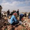 Trümmer, Gräber, Elend: Ein Syrer sitzt in Idlib neben einem Grab während der Beerdigung von Opfer des verheerenden Erdbebens.  Diktator Baschar al-Assad hat die Katastrophe in der Rebellen-Hochburg für seine Zwecke instrumentalisiert. 