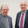 Die US-Immuntherapeuten James P. Allison (l) und Carl H. June wurden in Frankfurt mit dem Ehrlich-Preis geehrt.
