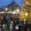 Beim Rehlinger Advent füllte sich der Rathausplatz schnell. Zeitweise gab es fast kein Durchkommen mehr. Der Ansturm auf die Essens- und Glühweinstände war groß.