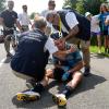 Der Brite Mark Cavendish wird nach einem Sturz medizinisch betreut.