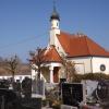 Auf dem Friedhof von Langenneufnach soll es künftig Wiesengräber und Baumbestattungen geben.