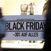 Im Schaufenster eines Geschäfts wird für den Black Friday geworben. Schnäppchenjäger rund um den Rabatt-Tag setzen Deutschlands Paketbranche unter Druck.