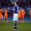 Schalkes Julian Draxler steht nach der Niederlage geknickt auf dem Platz.
