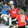 Bochums Mirkan Aydin (l.) und Berlins Fabian Lustenberger (2.v.r.) versuchen an den Ball zu kommen.