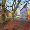 Im Fiakerpark in Meitingen wurden Container (rechts im Bild) errichtet, um die Platznot in der Grundschule zu lindern. Dafür wurde ein Teil des Parks bebaut.