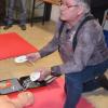 Joachim Vulpius erklärte, wie ein Defibrillator bedient wird. 	