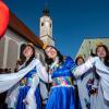 Eine chinesische Gruppe nimmt am traditionellen Chinesenfaschingsumzug teil.