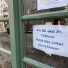 Dieser Aushang ist im Lokal „Brechts Bistro“ angebracht. Wirt Klaus Wengenmayr nimmt das Schaltjahr 2020 aufs Korn. 