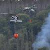 Auch Hubschrauber werden im Kampf gegen die Flammen eingesetzt – hier über einem Gebiet des tschechischen Nationalparks Böhmische Schweiz nahe der Grenze zu Sachsen. 