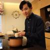 Dazu gibt es Reis. Kota Tanaka nutzt hierfür einen praktischen Reiskocher. Mindestens 100 Gramm pro Person sollten als Hauptgang schon sein, um einen Erwachsenen zu sättigen.