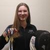 Victoria Waldmann aus Thierhaupten präsentiert stolz ihre zwei Goldmedaillen, die sie bei den Bayerischen Fechtmeisterschaften in Nürnberg gewinnen konnte. 