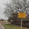 An der falschen Ortseinfahrt prangte am Sonntag dieses Schild. Es handelt sich um den Baarer Ortsteil Heimpersdorf. Unbekannte hatten das Ortsschild des Kühbacher Ortsteils Paar hier angebracht. In Paar wiederum fand sich das Baarer Schild.