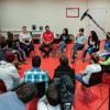 Einen Stuhlkreis bildeten die Schüler der Albert-Einstein-Mittelschule gestern beim Rassismus-Workshop des FC Augsburg. Mittendrin FCA-Profi Halil Altintop, der seine Meinung zu diesem Thema äußerte. 
